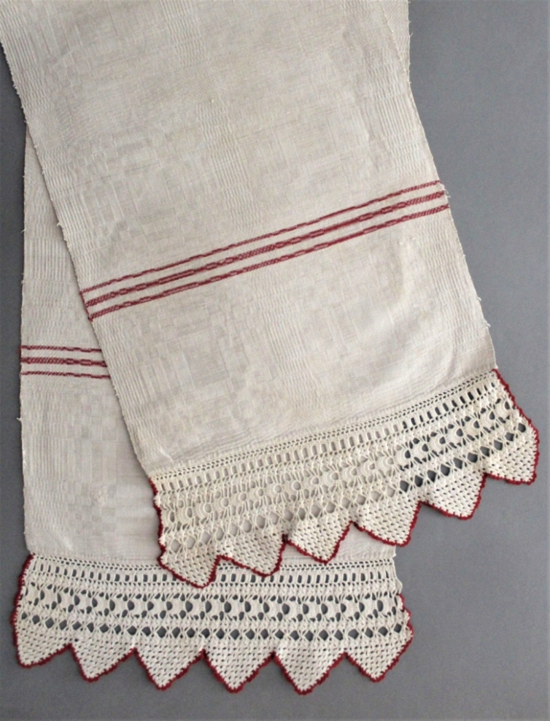 5. att. Dvielis (200 x 35 cm) drellis. Tamborētā mežģīne 12,5 cm pl. 1875. g. Daugavpils apr., Līvānu pag. BDM 6059. A. Jansones foto 2022. g.