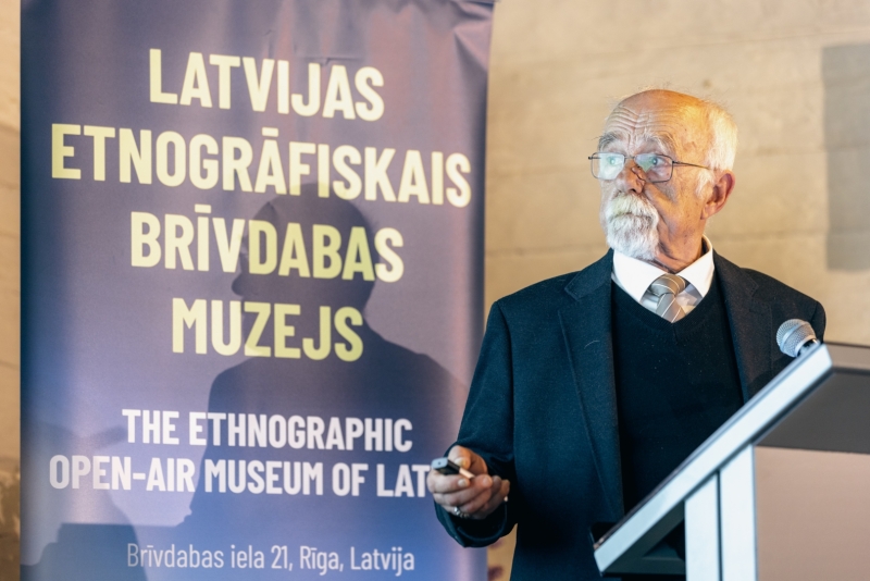 vīrietis pie mikrafona konferencē