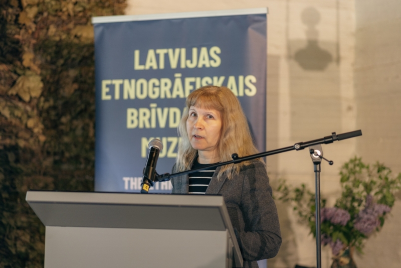 Sieviete uzstājas konferencē
