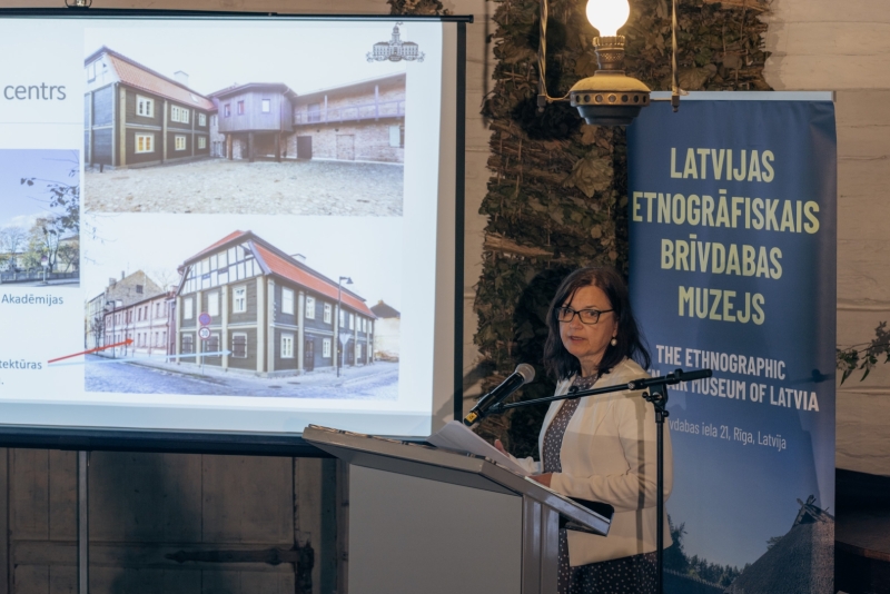 Sieviete uzstājas konferencē