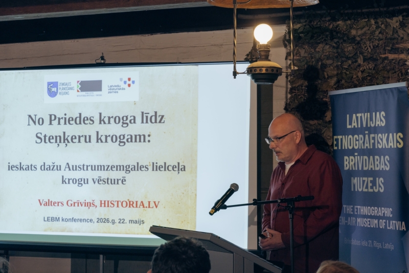 vīrietis uzstājas konferencē