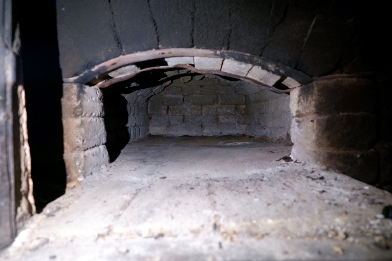 Lielvēveru krāsns kurtuve un tās priekštelpa pirms restaurācijas 2022. gadā. M. Varbūta foto.