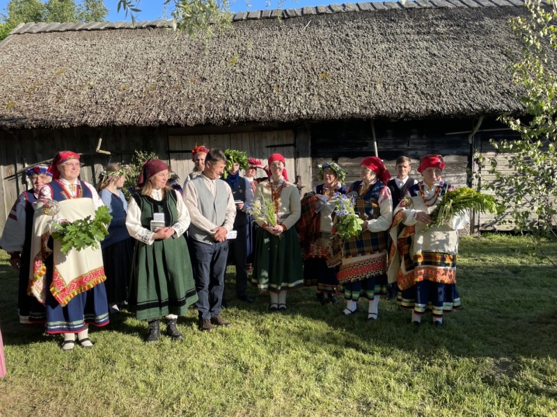Tautastērpi