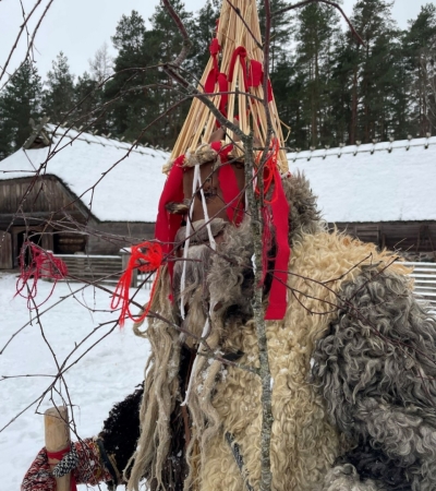 Meteņu tēls Budēlis: aitādas kažokā un speciālā maskā-cepurē.