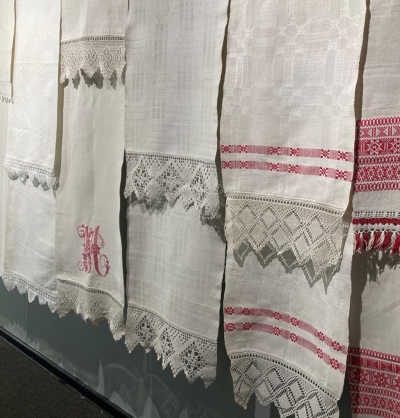 Eksponēti linu dvieļi ar tamborētiem galiem un izšūtām monogrammām.