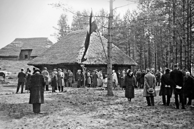Vidzemes sētas atklāšana 1932. gadā; priekšplānā Latvijas karogs pie priedes, fonā Rizgu rija.