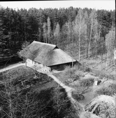 Valmieras rija/skola ar dārzu.