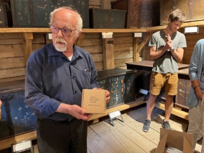 Vīrietis turot rokās CollectionCare kastīti