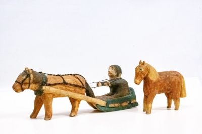 Koka amatniecības darbs: miniatūrs pajūgs ar zirgu, kamanām un cilvēka figūriņu