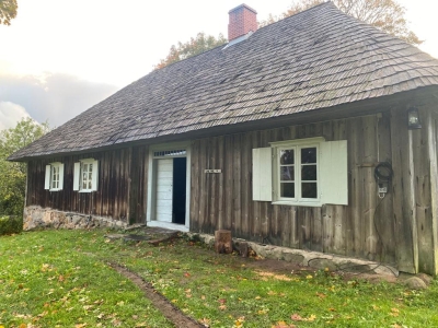 Māja ar trīs logiem