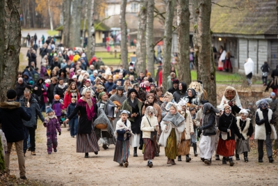 Mārtiņdienas gājiens brīvdabas muzejā. 