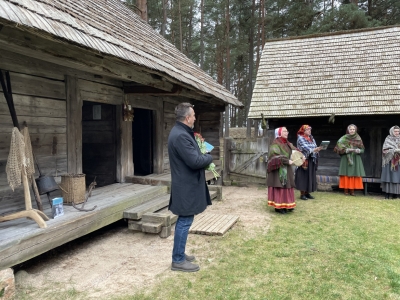 vīrietis stāv ar ziediem
