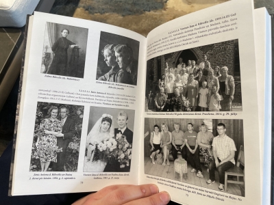 Grāmatas lapas ar ģimenes godu (kāzu, pilngadības) aprakstiem.