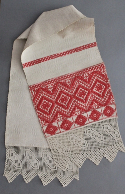 7.att. . Dvielis (115 x 30,5 cm) ielasīti raksti. Tamborētā mežģīne 15,5 cm pl. B. g. Abrenes apr., Augšpils pag. BDM 3687. A. Jansones foto 2022. g.
