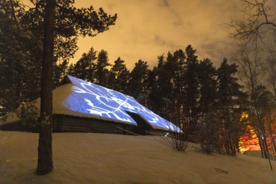 Tumsā mākslinieciski izgaismotas mājas
