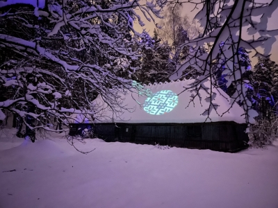 Nidas dūmistaba ar dekoratīvu gaismas projekciju.