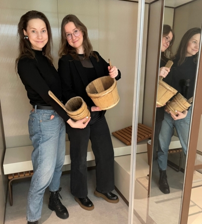 Divas meitenes ar koka pirts toveriem rokās