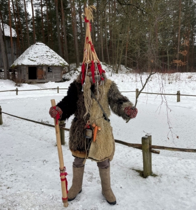 Budēļa ekipējums: kažoks, augstā salmu cepure, koka boze un žagari.