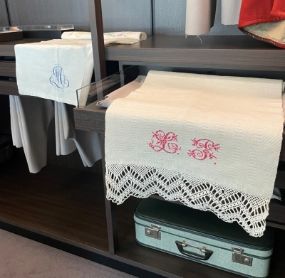 Plauktos izlikti linu dvieļi ar izšūtām monogrammām.