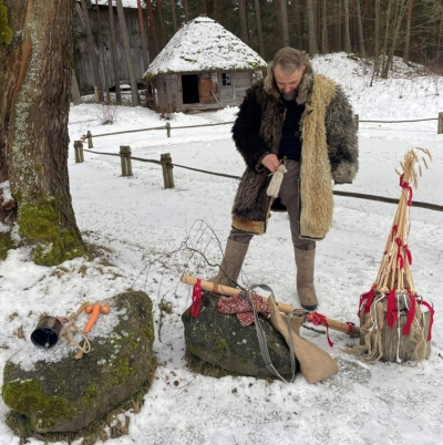 Secīgi attēli, kuros redzama budēļa apģērbšanās kārtība.