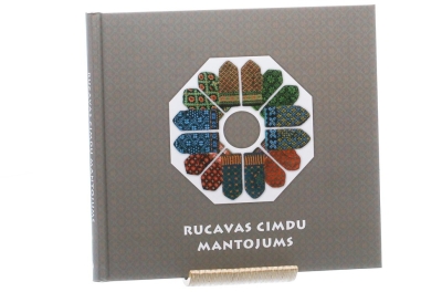 Grāmatas "Rucavas cimdu mantojums" vāks. 