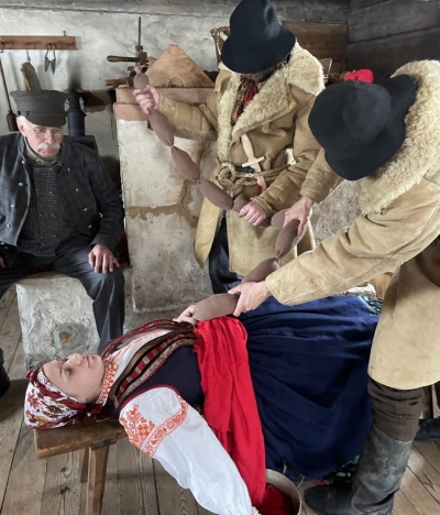 Teatralizēts uzvedums ar maskām un meiteni.