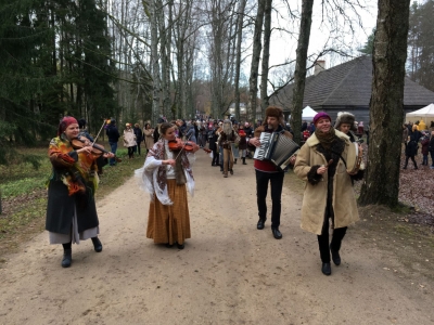 Mārtiņbērnu gājiens vijoles un akordeona pavadībā.