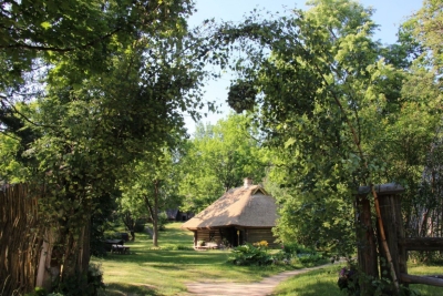 Jāņu goda vārti pie ieejas Vidzemes sētā