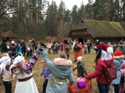 Svētku norise Kurzemes sētas pagalmā.