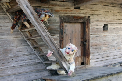 No tekstilijām veidoti kaķi uz klētiņas kāpnēm.