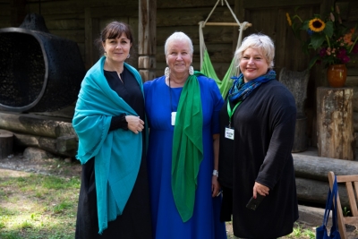 trīs sievietes