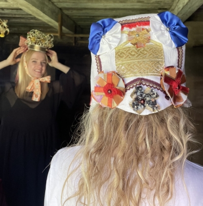 Divas meitenes pielaiko tradicionālās lībiešu galvas rotas