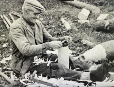 Vīrietis darina no koka
