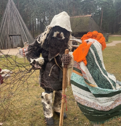 Maska pie Vidzemes sētas blakus lielai instalācijai – no paklājiem veidotam gailim.