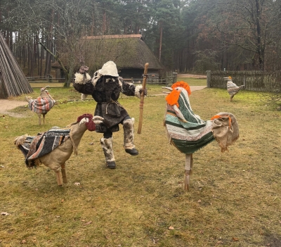 Maska dejo starp tekstila gaiļu instalācijām.