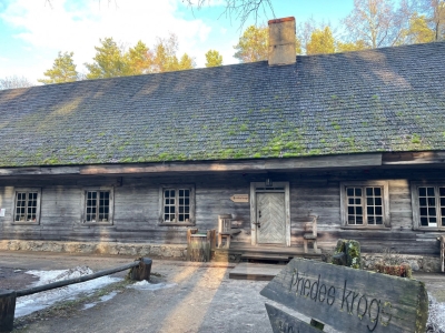 Priedes kroga ēkas ārskats.