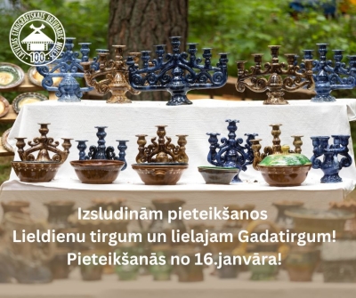 Krāsaini Latgales keramikas svečturi; informatīvs teksts par pieteikšanos Lieldienu tirgum un Lielajam gadatirgum. 