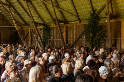 Apmeklētāji klausās uzrunu sapulces laikā