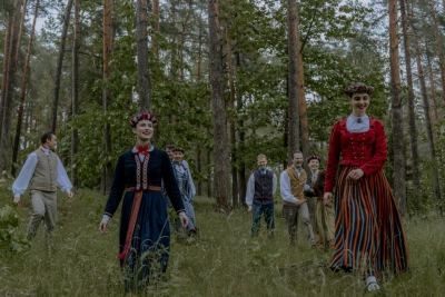 Jauniešu deju kolektīvs dejo pa pāriem. 
