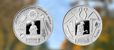 Monēta "Pāri laikiem", kas veltīta Latvijas Etnogrāfiskā brīvdabas muzeja 100. gadadienai