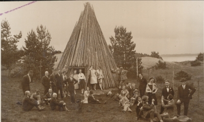 Vēsturisks 1929. gada foto: arhitektūras studenti pie  slietņa