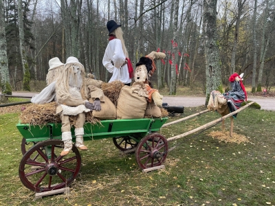 Rati, pilni ar Mārtiņdienas maskām, kurus simboliski velk gailis.