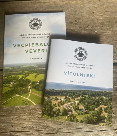 Uz galda nolikti Vecpiebalgas "Vēveru" un Rucavas "Vītolnieku" ceļveži.