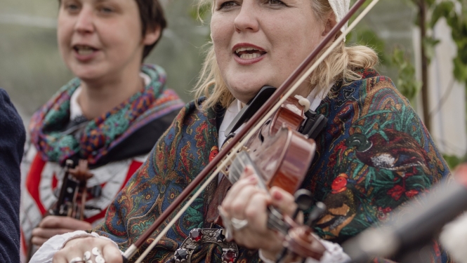 Vijolniece tautastērpā ieskandina tirgus laukumu ar skanīgām melodijām. 