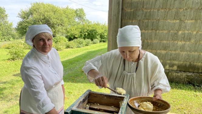 Divas sievietes kuļ sviestu