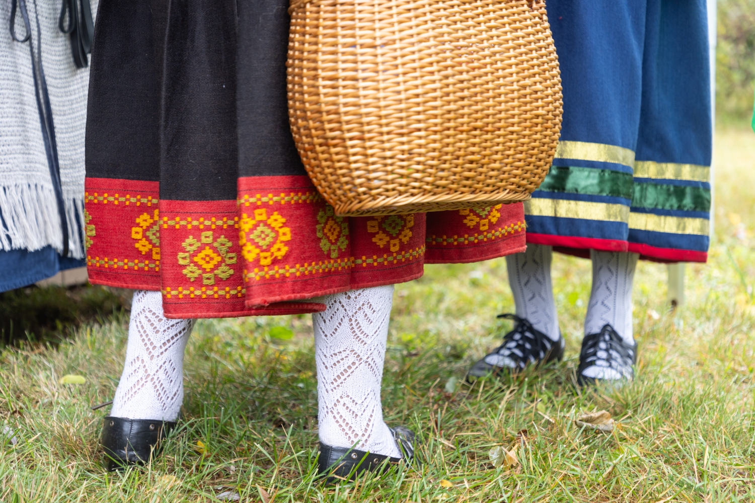 Zemais rakkurss: Rucavas tautumeitu košo brunču apakšmalas un tradicionālās kurpes.