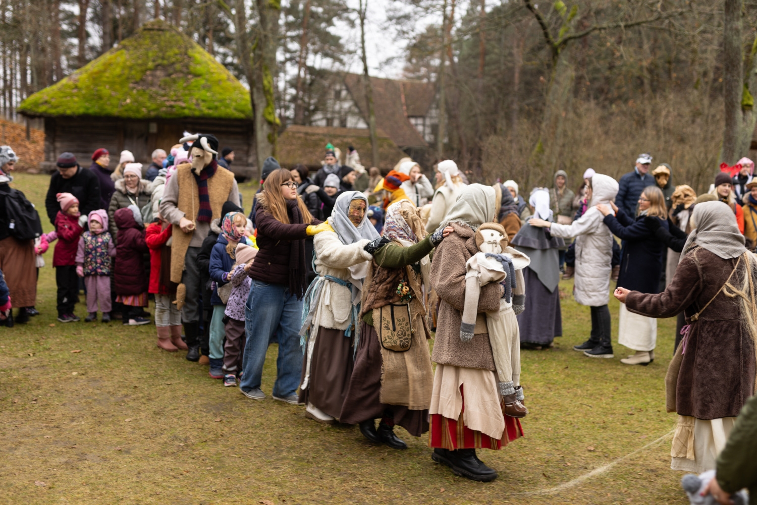 Mārtiņdienas masku rotaļas un dejas Vidzemes sētas pagalmā