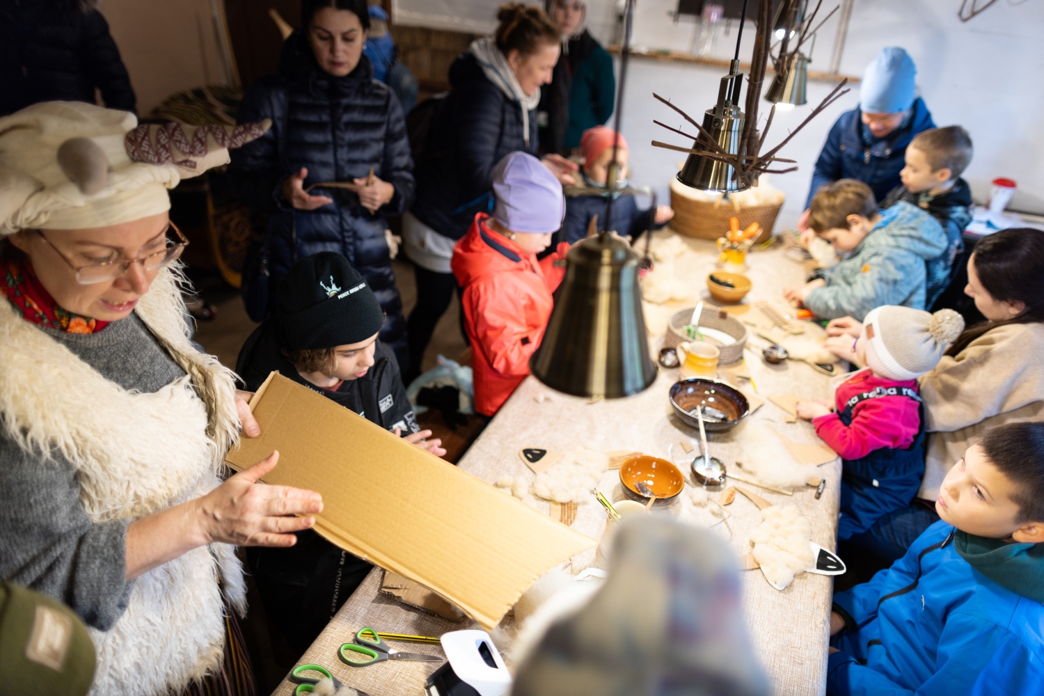 Bērni Mārtiņdienas darbnīcā mācās gatavot tradicionālās maskas