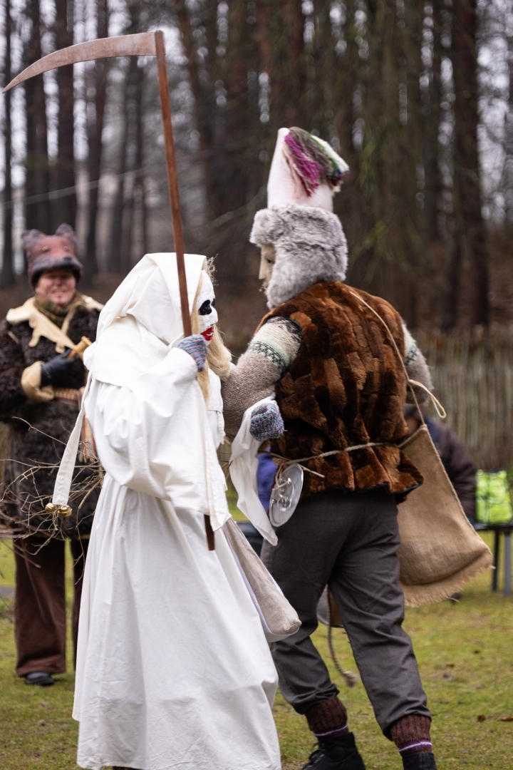 Maskots tēls "Nāve" tradicionālā maskā dejo pārī ar vienu vīrieti senatnīgā svētku gaisotnē
