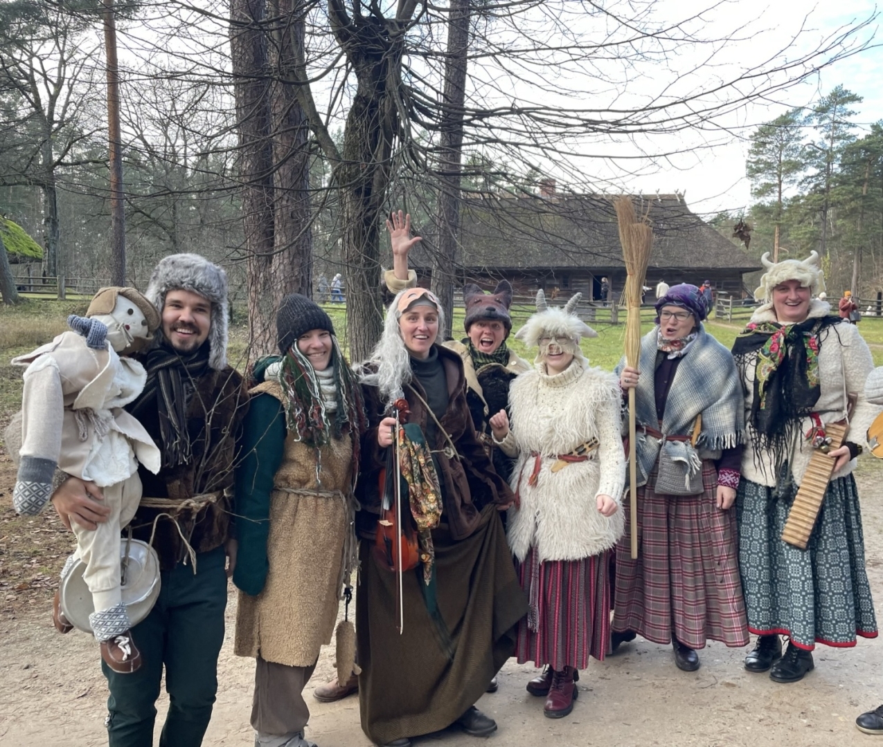 Folkloristi krāšņās Mārtiņdienas maskās pozē kopīgam fotoattēlam.